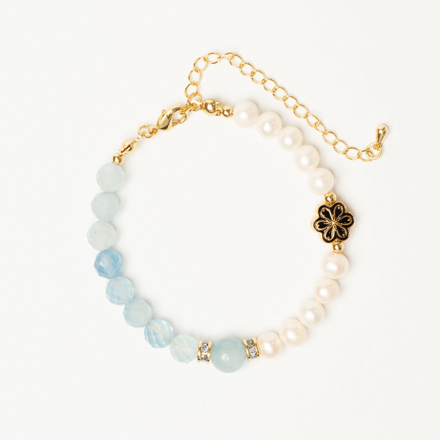 Close-up view of the unique spliced design in the Mulstio bracelet, showcasing the beautiful alternation of blue Aquamarine and white Pearl beads.