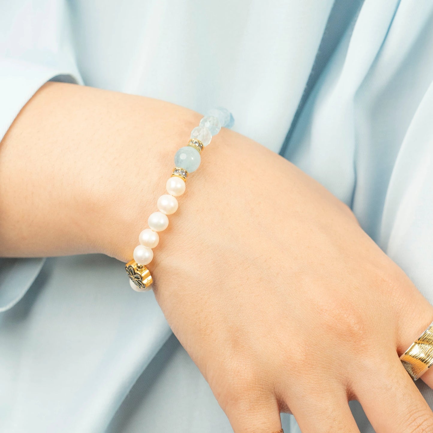 Wear a wave of serenity. This Mulstio bracelet blends the calming energy of the sea (Aquamarine) with the pure wisdom of the moon (Pearl).