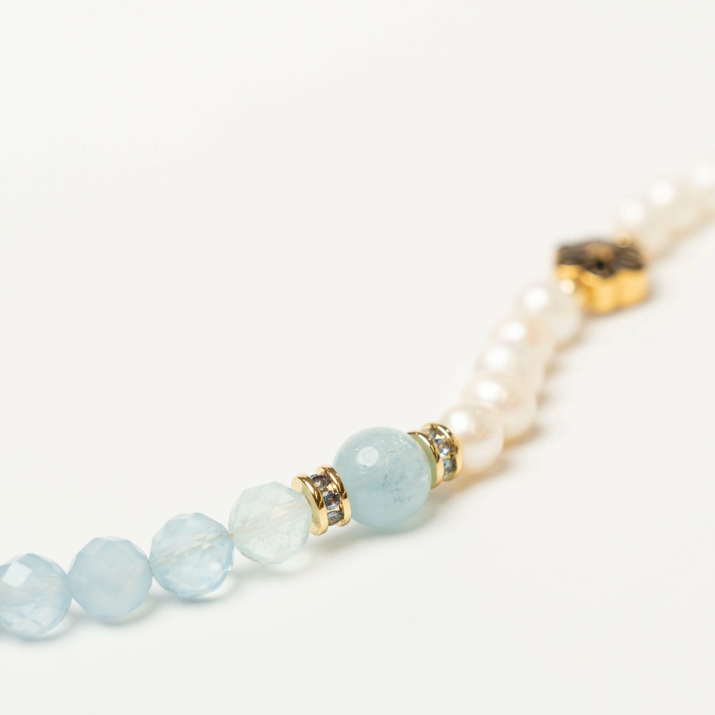 A bracelet of serene energy: This Mulstio design combines Aquamarine for courageous calm and Pearl for purity, creating a wearable tool for emotional balance.