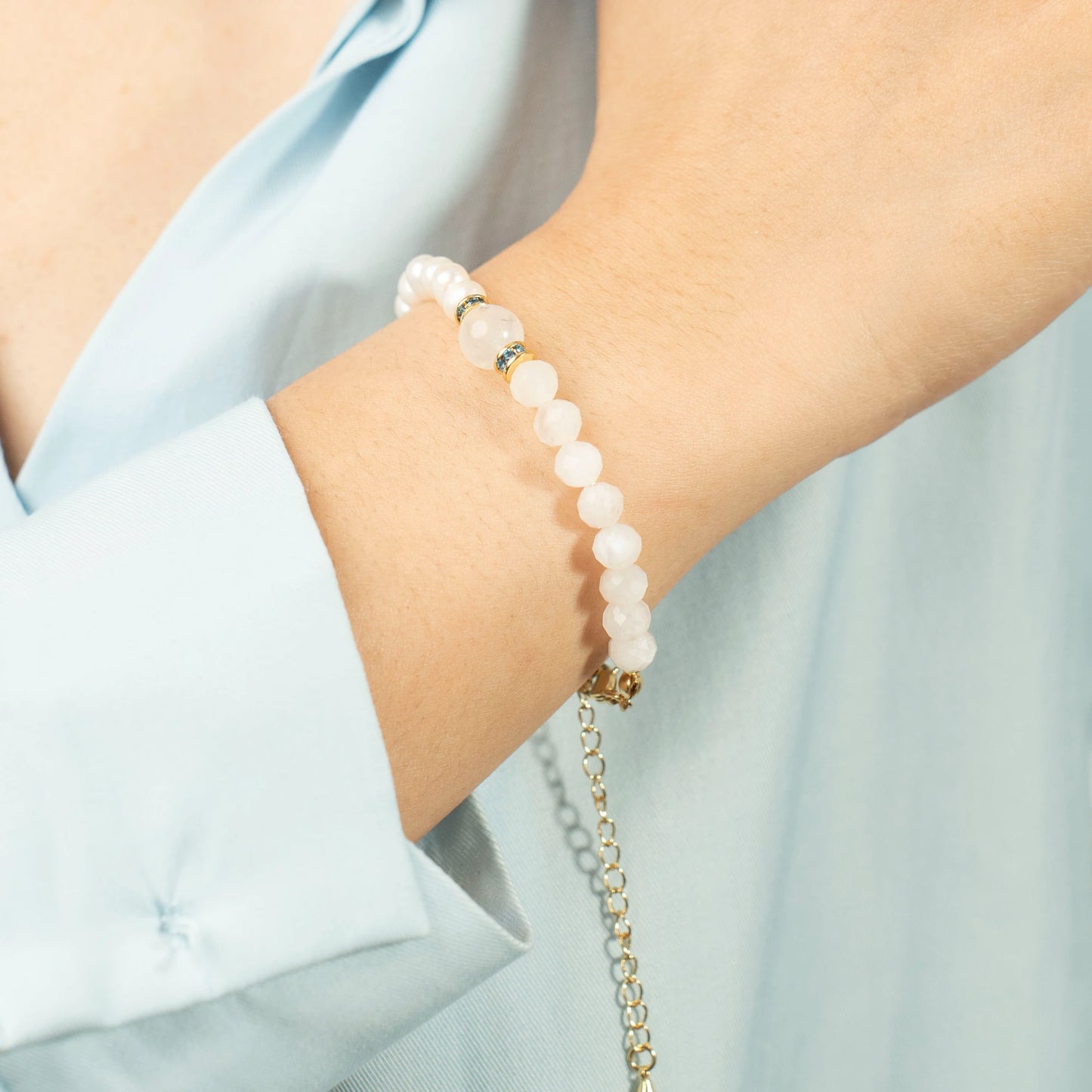 Awaken your inner wisdom. Discover the Mulstio June Birthstone Bracelet, a harmonious blend of Moonstone intuition and Pearl grace for your collection.