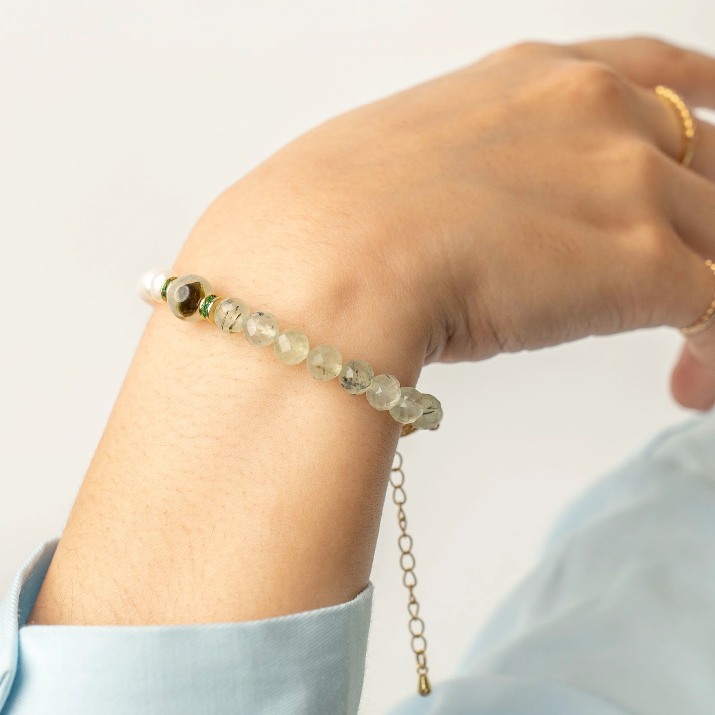 Access calm clarity and intuitive vision. Discover the Mulstio August Birthstone Bracelet, a harmonious blend of Prehnite's prophecy and Pearl's peace.