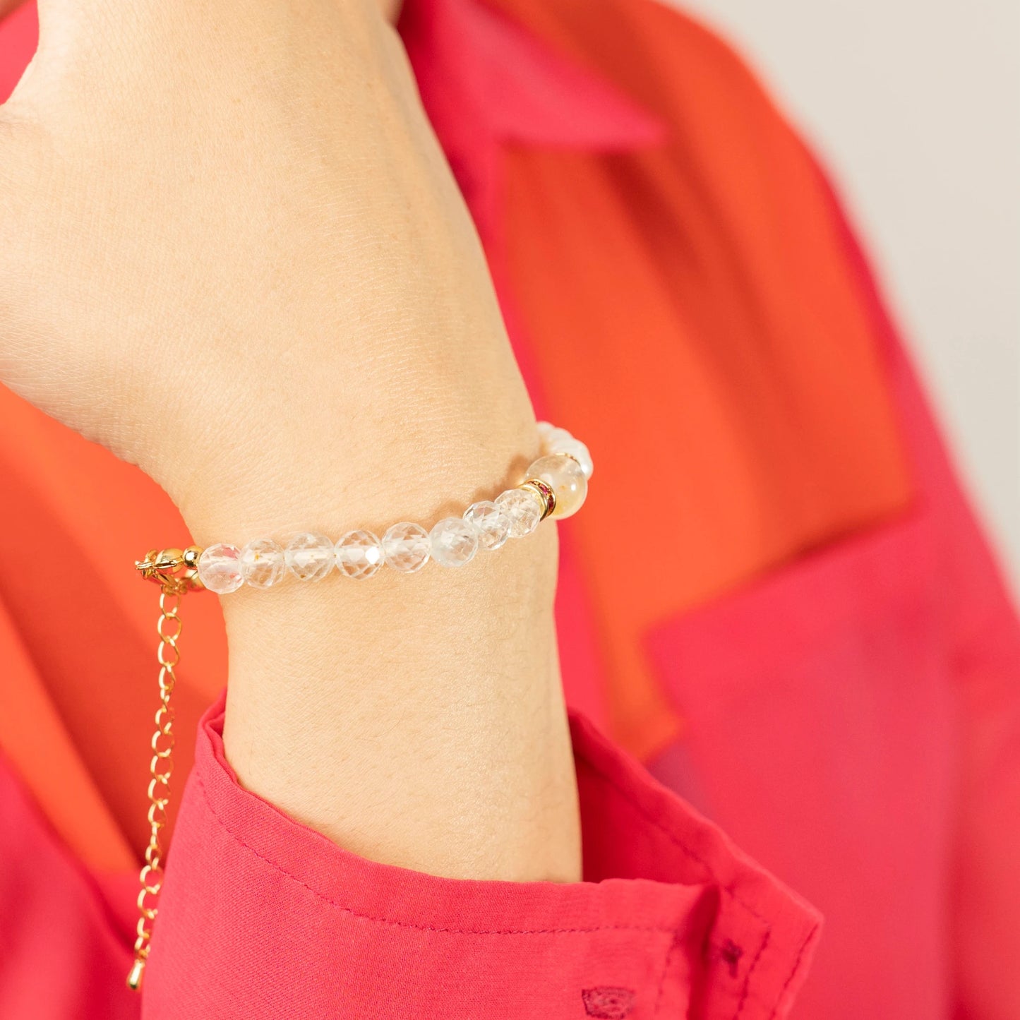 Harness the power of April. Discover the Mulstio Birthstone Bracelet, a beautiful synthesis of Topaz vitality and Pearl wisdom for your collection.