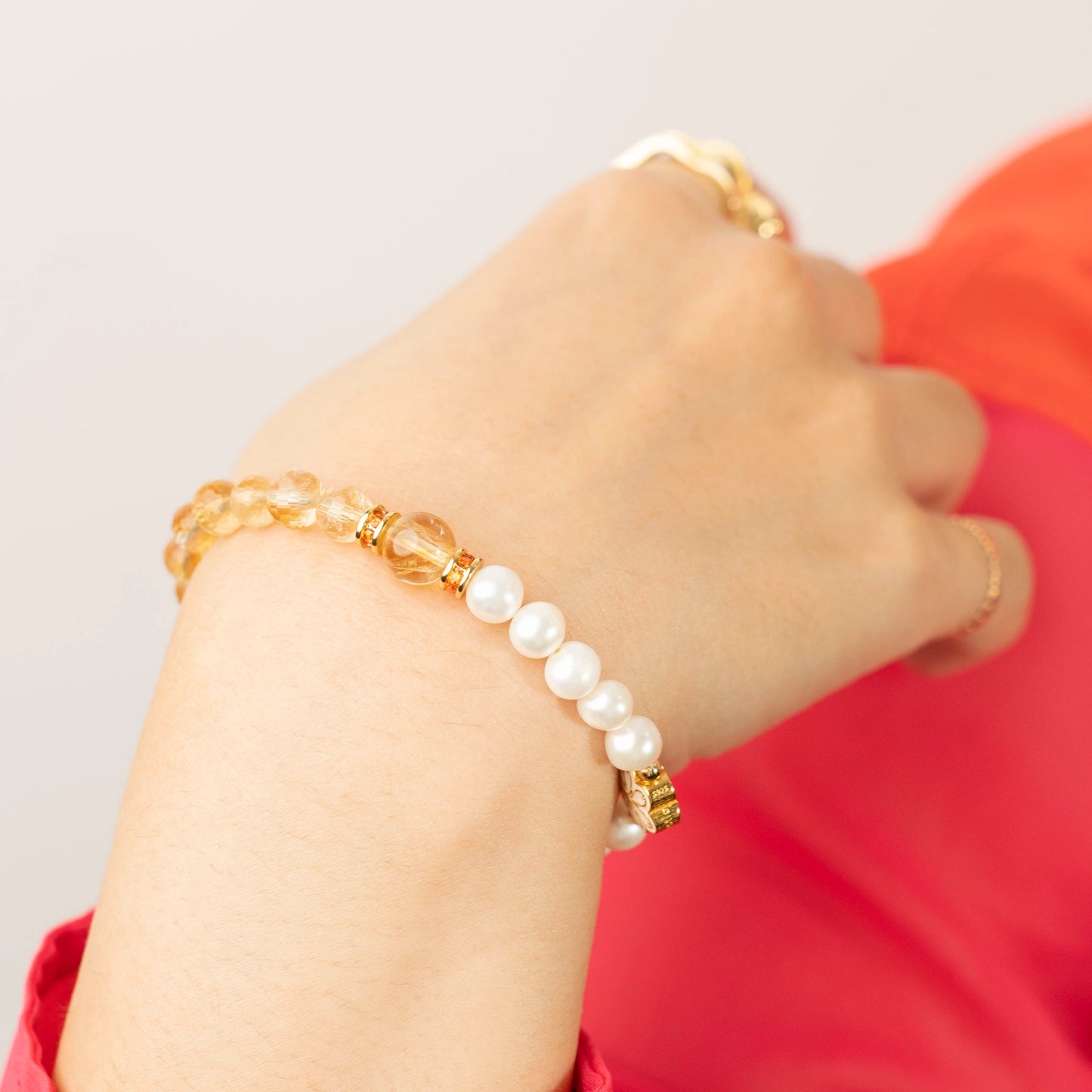 Step into your season of abundance. Discover the Mulstio November Birthstone Bracelet, a harmonious blend of Citrine's prosperity and Pearl's peace.