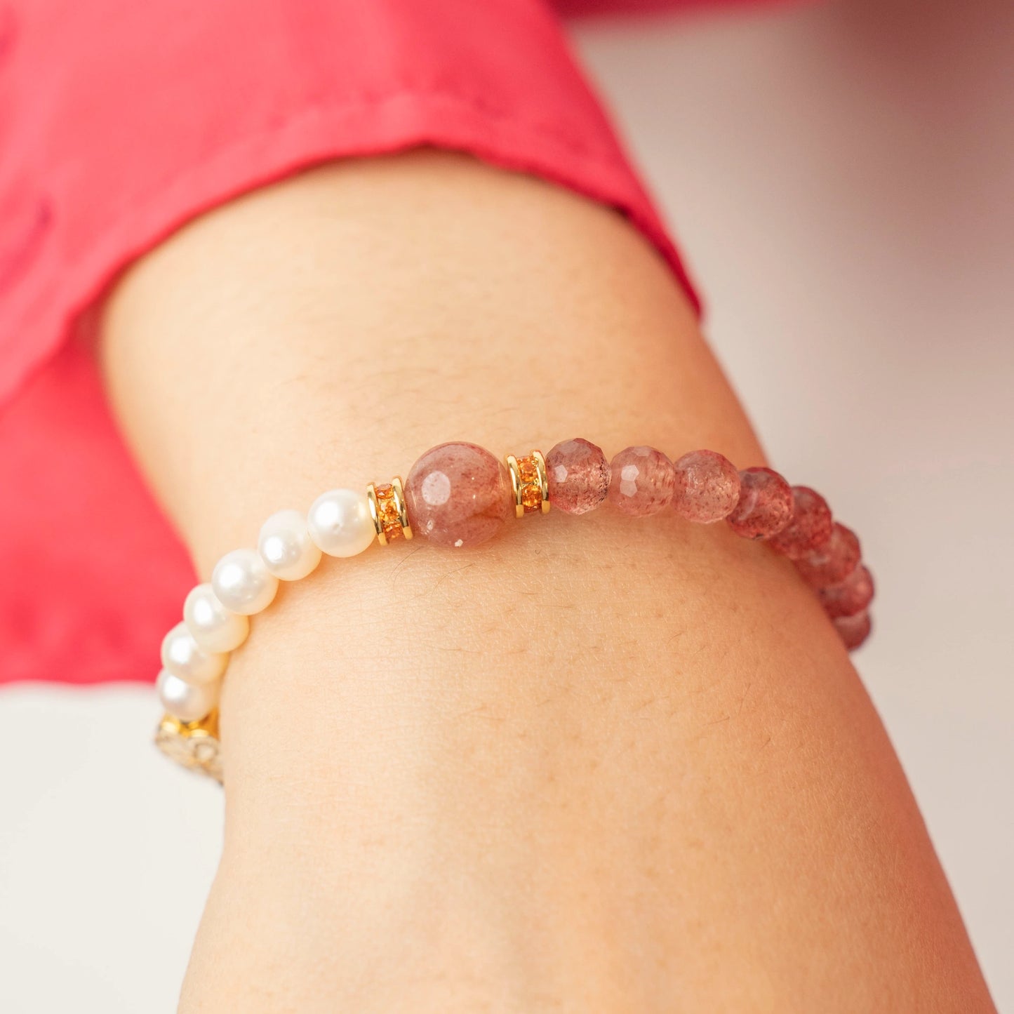 Infuse your day with sweet, joyful energy. Discover the Mulstio October Birthstone Bracelet, a harmonious and uplifting design featuring Strawberry Quartz and Pearl.