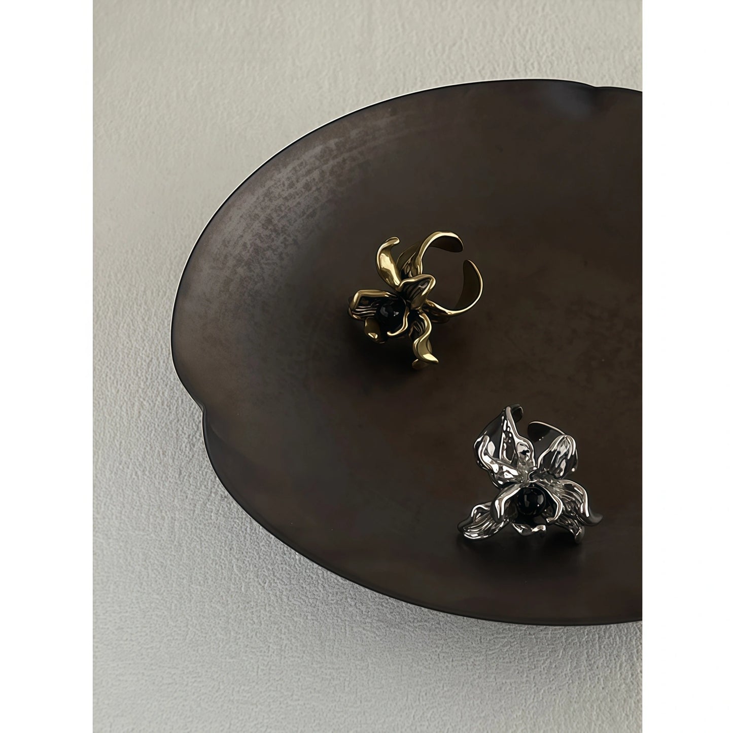 Gothic Style 3D Iris Flower Inlaid Black Onyx Adjustable Ring - Gold/Silver