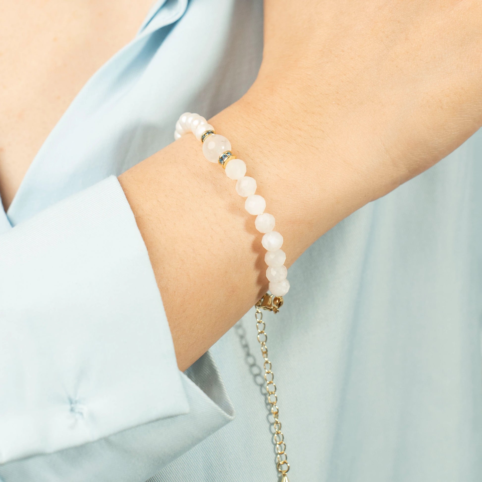 Awaken your inner wisdom. Discover the Mulstio June Birthstone Bracelet, a harmonious blend of Moonstone intuition and Pearl grace for your collection.